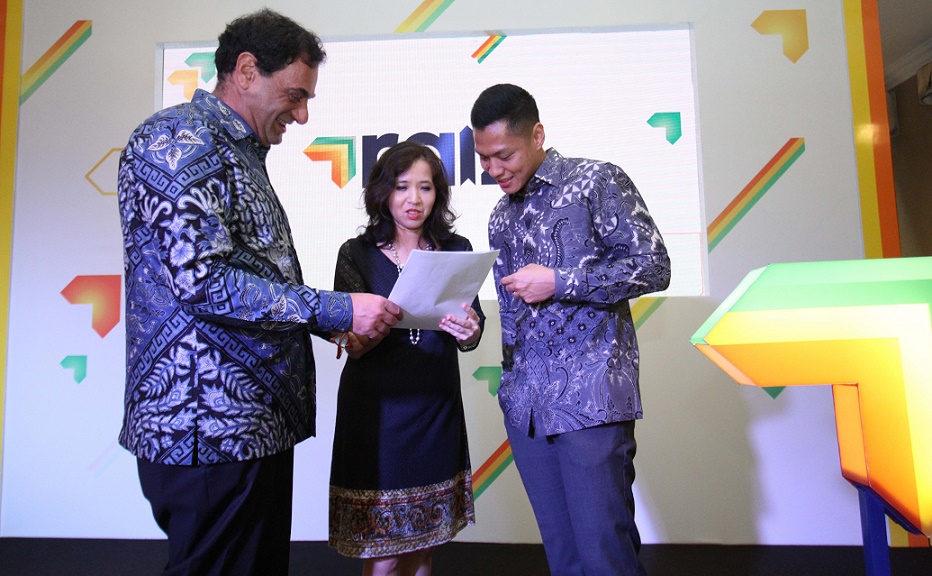 (From left) Raiz Invest Australia founder and CEO George Lucas; Raiz Invest Indonesia CEO Melinda N Wiria; and Raiz Invest Indonesia commissioner Michael N Luhukay