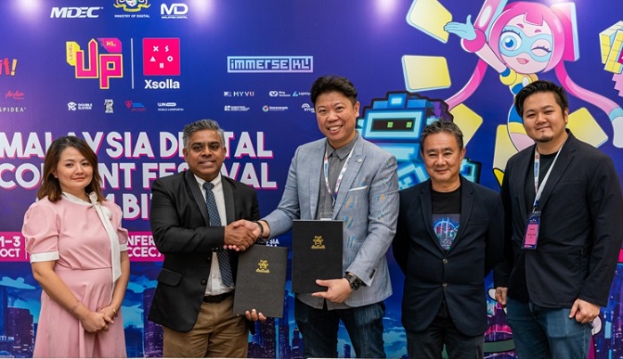 Prof Dr Vinesh Thiruchelvam (2nd from left), CIEO of APU, and Nick GC Tan (centre), CEO of OMG, exchanged signed MoU, witnessed by  (from left) Debbie Liew, Head of SoMAD, APU; Fadli Abdul Wahit, Senior Vice President, MDEC; and Ben Kee, Chief Creative Officer of OMG.