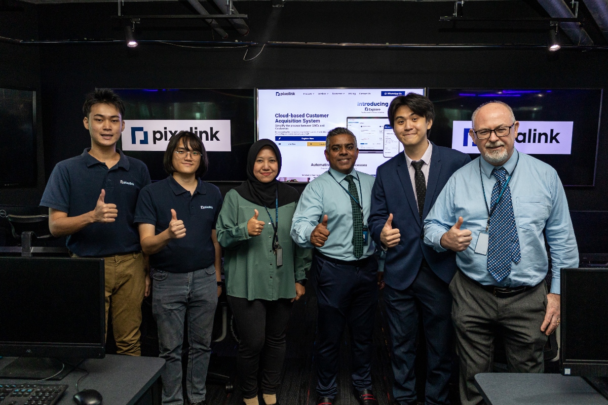 Eddie Chong (2nd from right) CEO of Pixalink, lauded FSeC-CaaS for its impeccable serviceability. He is accompanied by Prof Vinesh Thiruchelvam (3rd from right), CIEO of APU; Prof Simon Scott (right), director of Research & Innovation of APU; Dr Julia Juremi (3rd from left), head of FSeC; and Pixalink’s delegates (from left) Moses Lau Yi Hieng and Ching Cheng Kang.