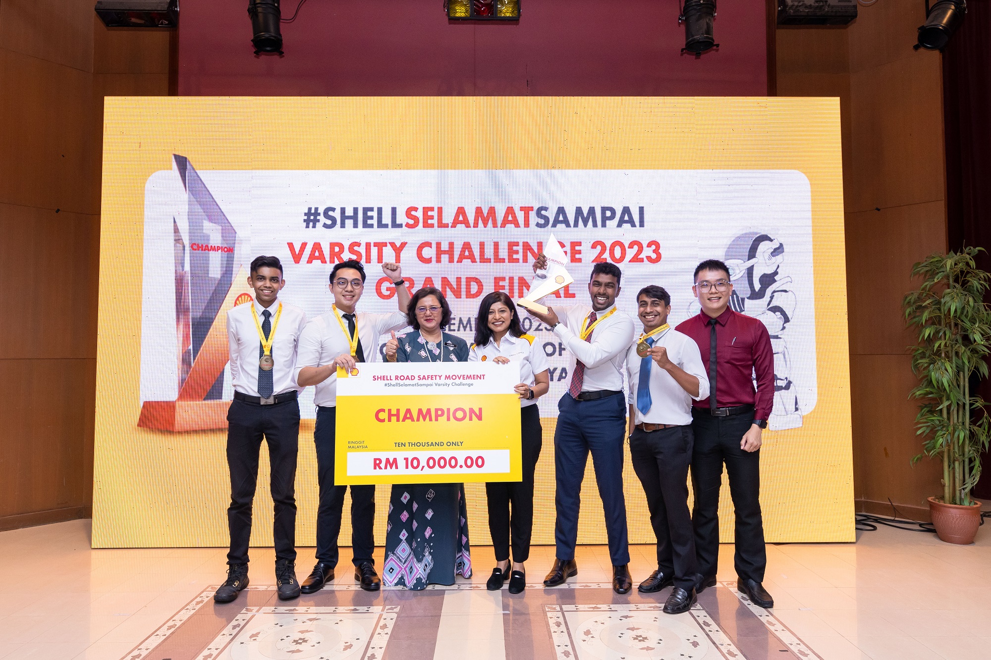 Team APU with Prof. Dr. Azlinda binti Azman, director-general of Higher Education from the Ministry of Higher Education (third from left), Cindy Lopez, general manager of Corporate Relations, Shell Malaysia (fourth from left) and Dr. Lau Chee Yong, their mentor lecturer from SoE, APU (first from right).