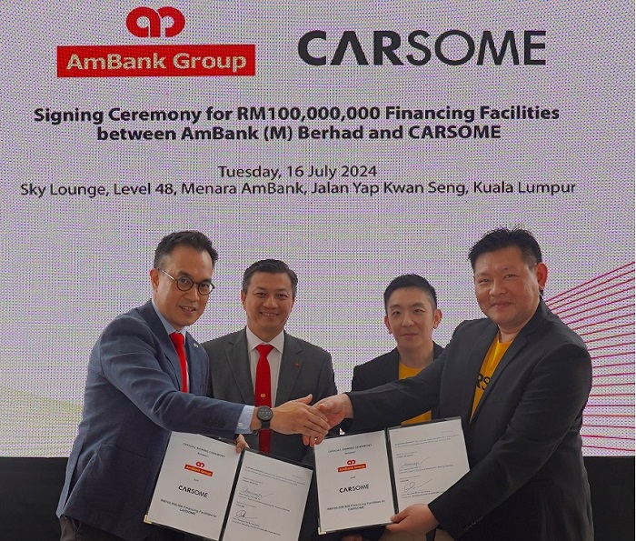 Christopher Yap (left), MD, Business Banking, AmBank Group and Eric Cheng, CEO of Carsome Group watch as Patrick Chin (left), Head of Commercial Banking, AmBank Group and Nicholas Wong, MD, Carsome Capital Malaysia sign the RM100 million financing facility.