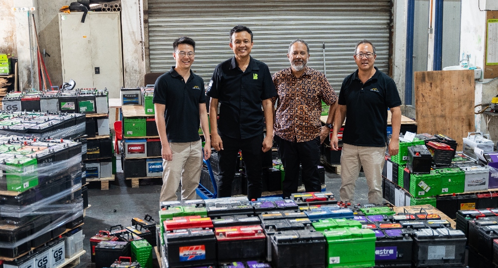 Bateriku.com founder and CEO, Azarol Faizi (2nd from left), with Jamaludin Bujang, managing partner, Gobi Partners Malaysia (2nd from right) and Thomas Tsao, founder and chairperson, Gobi Partners