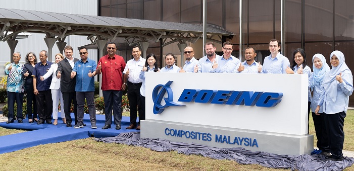 Penny Burtt (4th from left), president, Boeing Southeast Asia; Edgard D. Kagan (5th from left), Ambassador to Malaysia; Hairil Yahri Yaacob (6th from left), Secretary General of Malaysia’s Ministry of Investment, Trade and Industry (MITI), with government officials and Boing staff.