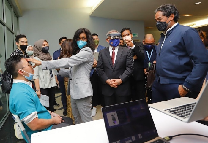 Both Khairy Jamaluddin, Minister of Health (R) and Dr Adham Baba (2nd from right) share a similar vision to strengthen the delivery capabilities of Malaysia's healthcare system, leveraging on technology and innovation.