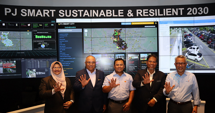 (L to R) Azlinda Azman, Deputy Mayor of Petaling Jaya, Mohd Sayuthi Bakar, Mayor of Petaling Jaya, Amirudin Shari, Menteri  Besar of Selangor, Mohd Amin Ahmad Ahya, State Secretary of Selangor, and Idham Nawawi, Chief Executive of Celcom Axiata, at the launch of MBPJ Smart Centre, where Celcom demonstrated the future of Intelligent City and Public Safety 5G solutions.