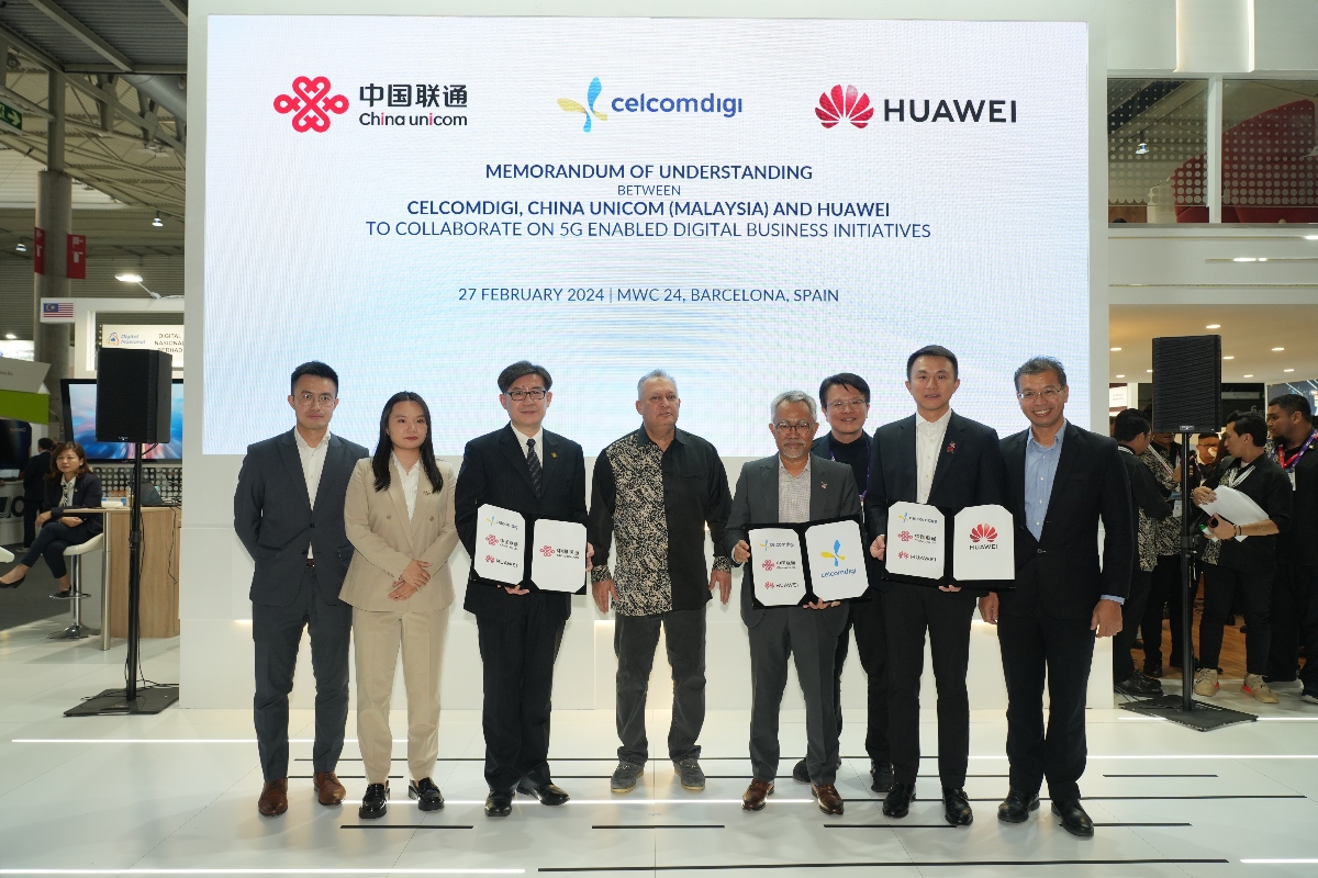  Li Zehui, general manager of CUMY; (4th from left) Mohamad Salim bin Fateh Din, chairman of Malaysian Communications and Multimedia Commission (MCMC); (5th from left) Idham Nawawi, CEO, CelcomDigi; and (7th from left) Simon Sun, CEO, Huawei Technologies Malaysia; (8th from left) Azmil Zahruddin, chairman of CelcomDigi