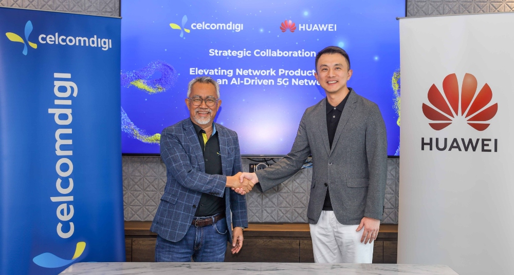 CelcomDigi CEO Idham Nawawi and Huawei Malaysia CEO Simon Sun formally announce the partnership between CelcomDigi and Huawei Malaysia.