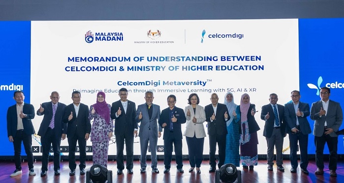 Idham Nawawi (6th from left), CEO of CelcomDigi with the 10 university partners.