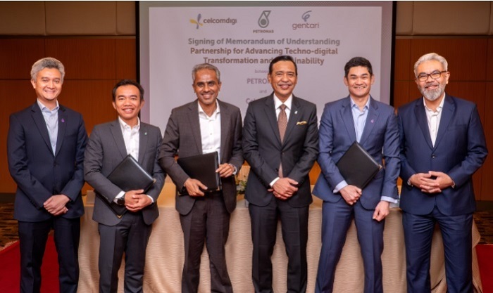 (From left): Sy Malek Faisal, Gentari Head of Renewables for Malaysia and SEA; Aadrin Azly, PETRONAS Group Technology and Commercialisation Vice President; Albern Murty, CelcomDigi’s Deputy CEO; Mohd Yusri Mohamed Yusof, PETRONAS Project Delivery and Technology Senior Vice President; Shah Yang Razalli, Gentari Deputy CEO; and Afizulazha Abdullah, CelcomDigi’s Chief Enterprise Business Officer.