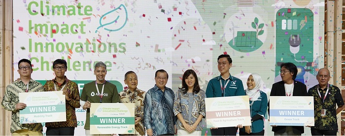 (L2R): The winners of Climate Impact Innovations Challenge 2023, two representatives from BANIQL, AfterOil, Lim Hock Chuan, Head, Programmes at Temasek Foundation, Avina Sugiarto, Partner at East Ventures, two reps from Qarbotech, Waste4Change.