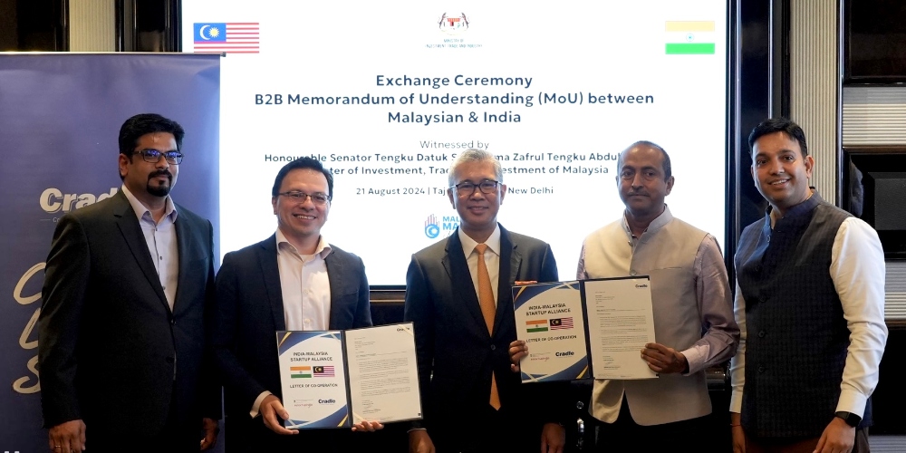 The exchange ceremony was represented by Norman Matthieu Vanhaecke, Group CEO of Cradle (2nd from left),, and Shri Sanjiv, joint secretary, Department for Promotion of Industry and Internal Trade, Ministry of Commerce and Industry, Government of India (2nd from right) , witnessed by Tengku Zafrul Tengku Abdul Aziz, Malaysia’s minister of Investment, Trade and Industry (middle)