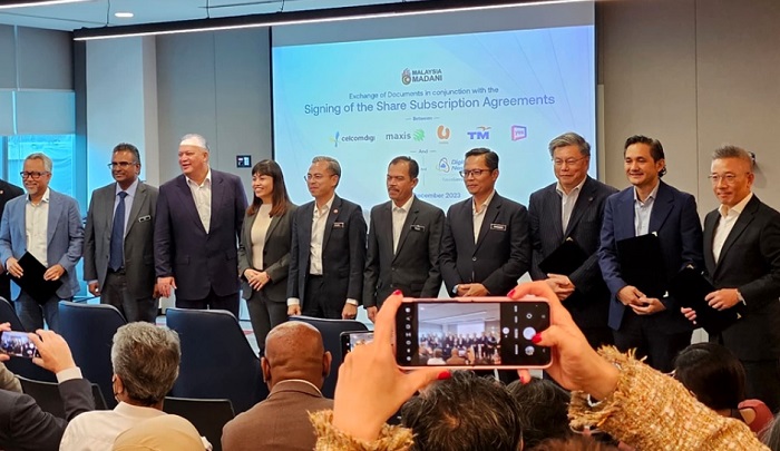 The senior executives of CelcomDigi, Maxis, Telekom Malaysia, U Mobile and YTL Communications at the signing of Share Subscription Agreements with Digital Nasional Bhd on 1 Dec 2023.