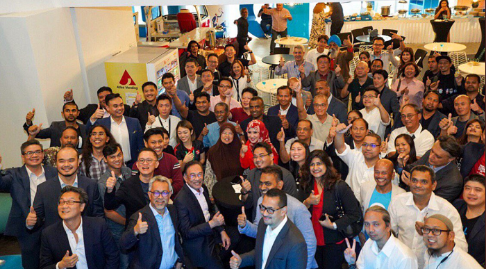 Anwar Ibrahim, 3rd from left, posing with the Digerati50 entrepreneurs, including Mohamad Idham Nawawi (2nd from left), Celcom Axiata CEO and Ramasamy Veeran (4th from left, partially hidden), CEO of Merchantrade Asia,and guests.