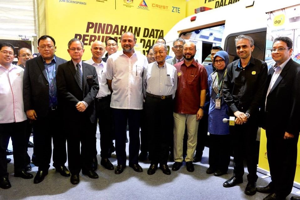 (From left) Deputy Minister of Communications and Multimedia Eddin Syazlee Shith; Deputy Minister of Health Dr Lee Boon Chye; MCMC chairman Al-Ishsal Ishak; Minister of Communications and Multimedia Gobind Singh Deo; Adun, Kuah, Langkawi Mohd Firdaus Ahmad; Prime Minister of Malaysia Dr Mahathir Mohamad; Chief Minister of Kedah Mukhriz Mahathir; Hospital Sultanah Maliha head of Emergency and Trauma Department & emergency physician Dr Roshidah Rosman; Digi CEO Albern Murty; CREST CEO Jaffri Ibrahim; and ZTE CEO Steven Ge pilot the first 5G connected ambulance in Malaysia to enable real-time medical data transfers between paramedics and the Hospital Sultanah Maliha in Langkawi
