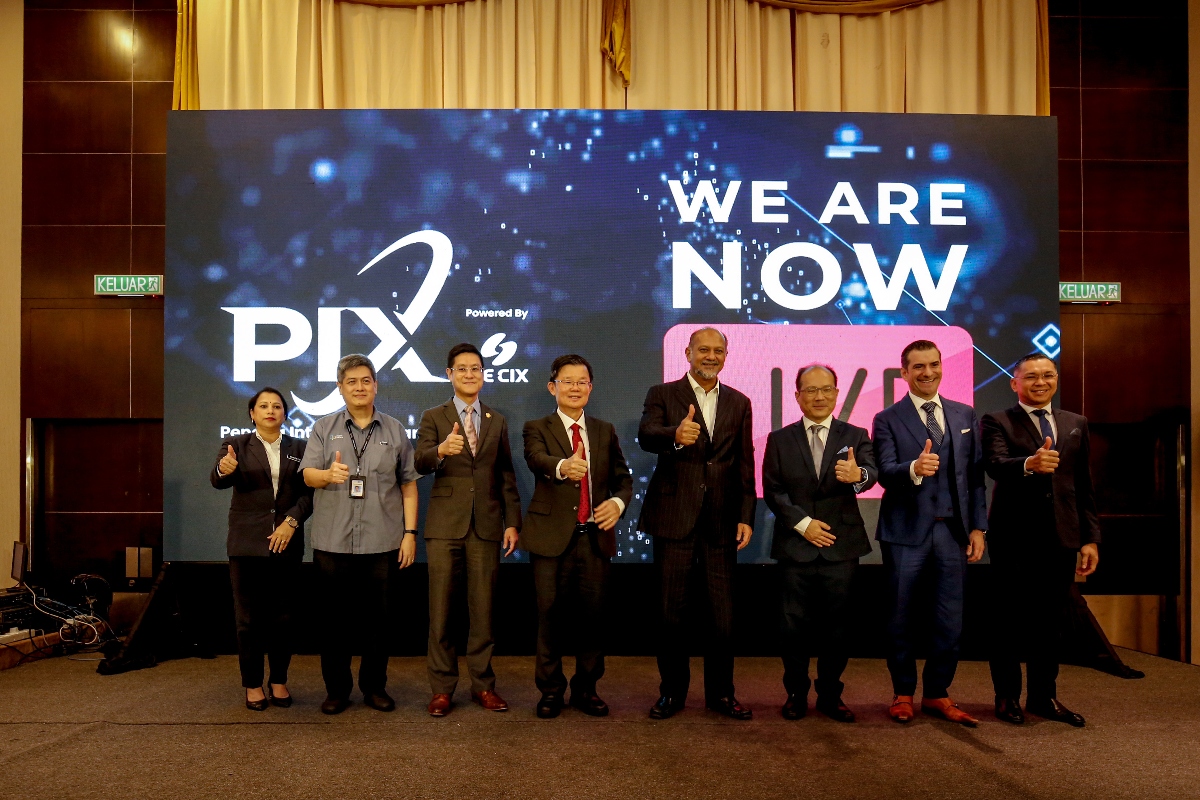 From left: Bharathi A/P Suppiah, GM of Chief Minister Incorporated, Ng Kwang Ming, CEO, Digital Penang, Zairil Khir Johari, Penang State EXCO for Infrastructure, Transport & Digital, Chow Kon Yeow, chief minister of Penang, Gobind Singh Deo, minister of Digital, Wong Weng Yew, member of the Board of Management at DE-CIX Malaysia, Ivo Ivanov, CEO, DE-CIX and Chair of the Board of DE-CIX Group AG and. Mahadhir Aziz, CEO of MDEC
