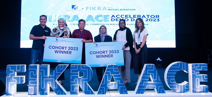 The winners, Kamarulnizam Mustapha Kamal, founder of Pewarisan (3rd from left) and Dr Haniza Yon (5th from left), founder/CEO of Global Psytech with judges (from left); Bikesh Lakhmichand, Founding Partner of 1337 Ventures; Ruslena Ramli, Director of FinTech and Islamic Digital Economy at MDEC; Sharifatul Hanizah, Executive Director of Islamic Capital Market (ICM) at Securities Commission Malaysia; and Dr Wong Huei Ching, Executive Director of Digital Strategy & Innovation at Securities Commission Malaysia.