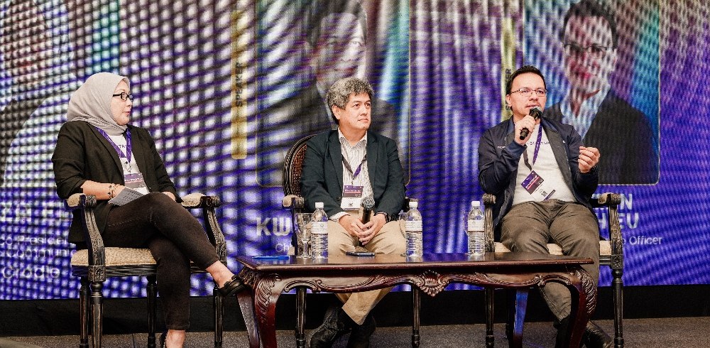 Eliza Elias, Cradle’s VP of  Strategic Communications (moderator), Ng Kwang Ming, CEO of Digital  Peang (panellist), Norman Matthieu  Vanhaecke, Group CEO of Cradle  (panellist) 