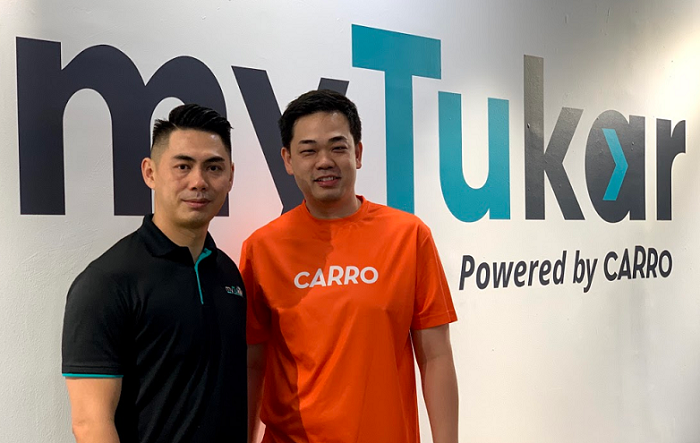 Fong Hon Sum (left), founder and CEO of myTukar with Aaron Tan, founder and CEO of Carro.