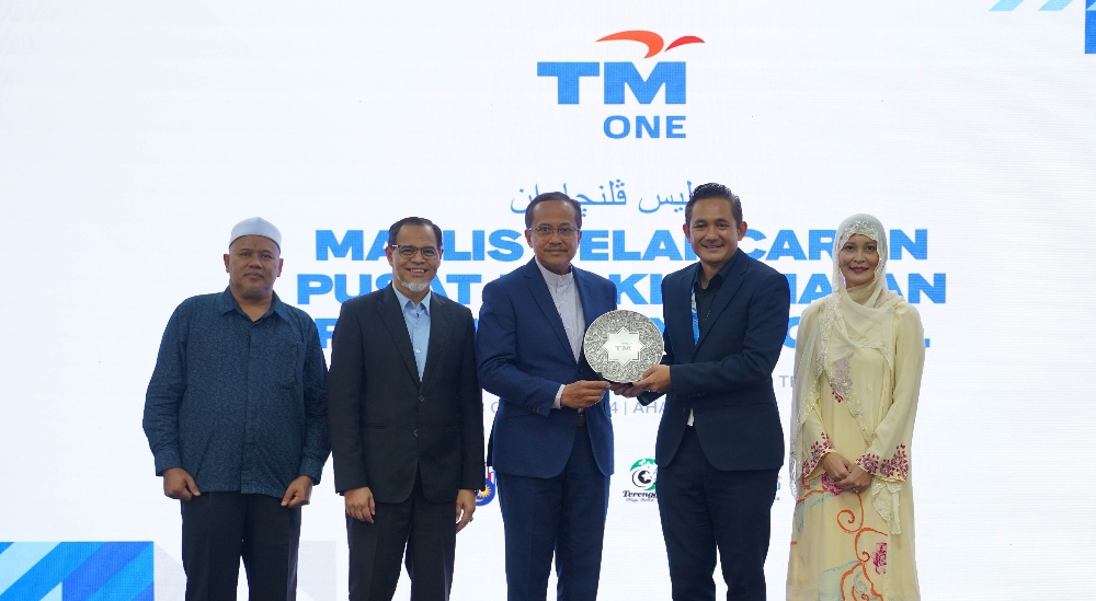 L-R: Ariffin Deraman, chairman of the Committee for Entrepreneurship, Human Resources, Cooperatives, and Consumer Affairs, Haji Mohd Nurkhuzaini Bin Ab. Rahman, chairman of the Committee for Digital Economy, New Income, Trade, Industry and Green Technology, Dr. Ahmad Samsuri Mokhtar, Terengganu’s menteri besar, Amar Huzaimi Md Deris, TM’s Group CEO and Shazurawati Abd Karim, executive vice president TM One.