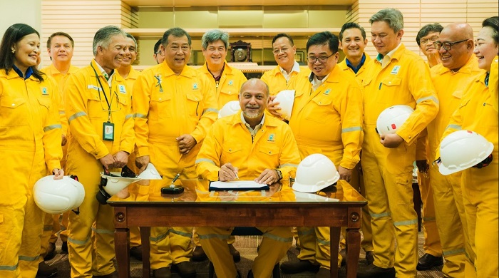 Gobind Singh Deo (seated), Minister of Digital, Malaysia at the 5G enabled Petronas LNG Complex in Bintulu, Sarawak with senior executives from Petronas, DNB, MyDigital, his Digital Ministry and the Sarawak State Government.