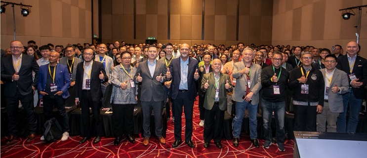 Gobind Singh, Minister of Digital (7th from right) with Ben Lim, founder and CEo of Nexea Ventures, which organised DisruptInvest 2024, with speakers and partipants.