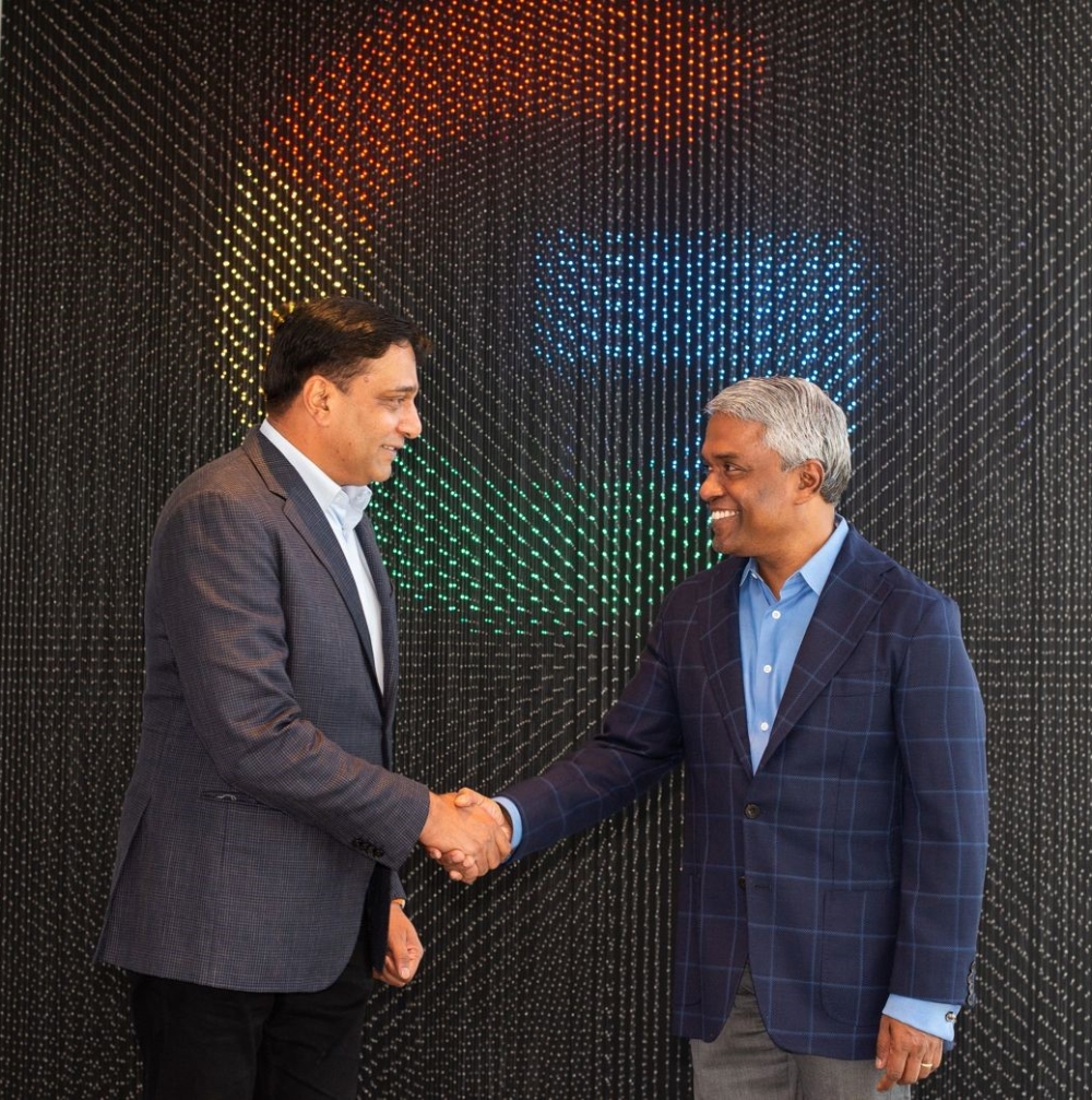 Vikram Sinha, President Director and CEO of Indosat Ooredoo Hutchison Group (Left) and Thomas Kurian, CEO of Google Cloud (Right)