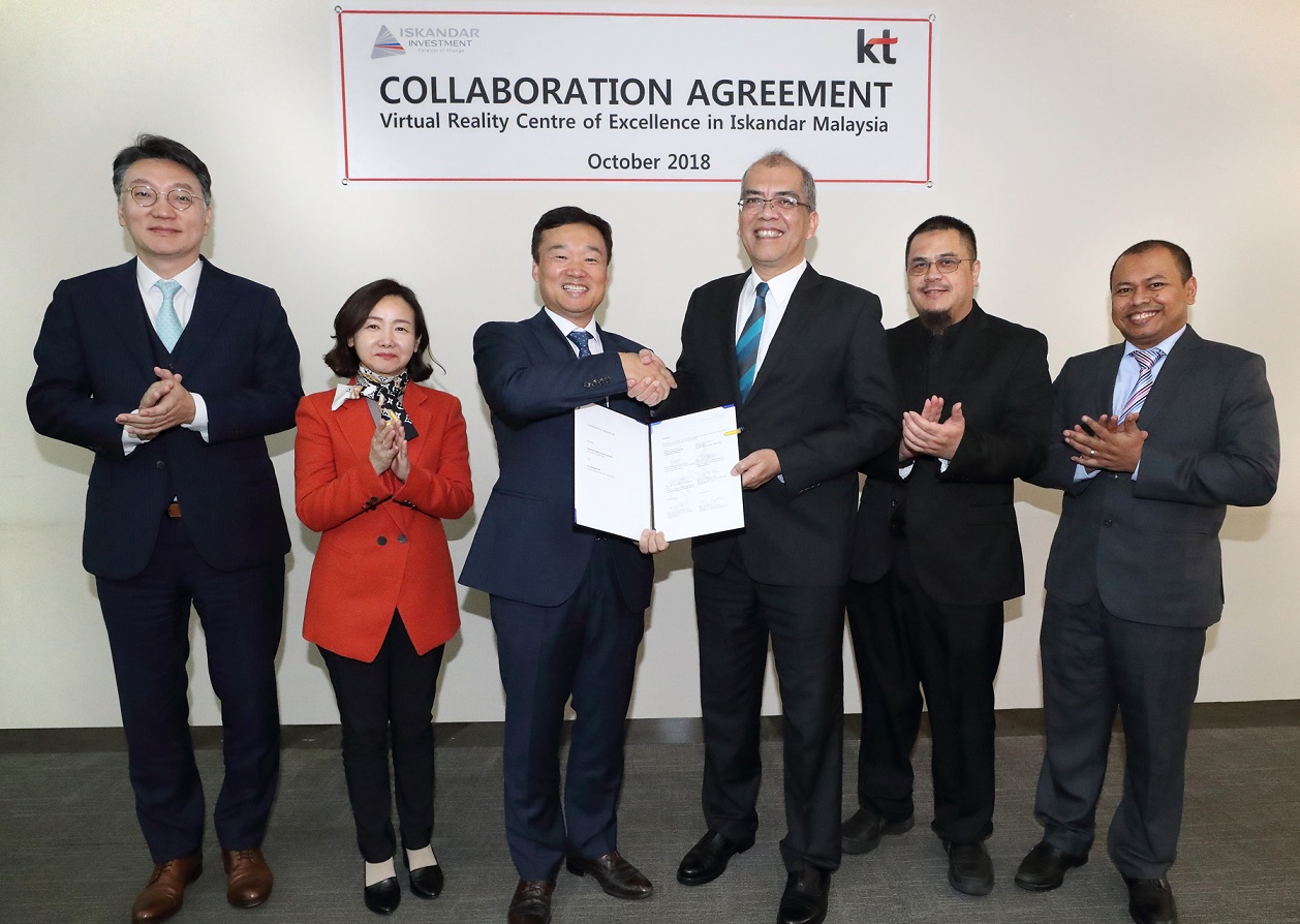 KT Global Business Office head Yoon Kyoung-Lim (third left); IIB president and CEO Khairil Anwar Ahmad (fourth left) with other representatives from the two companies 