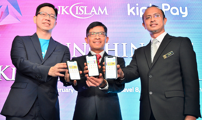 (L to R): Tan Kay Yen, KiplePay CEO with Mohd Muazzam Mohamed, Bank Islam, CEO and Ahmad Dasuki Abdul Majid, CEO of Perbadanan Tabung Pengajian Tinggi Nasional (PTPTN).