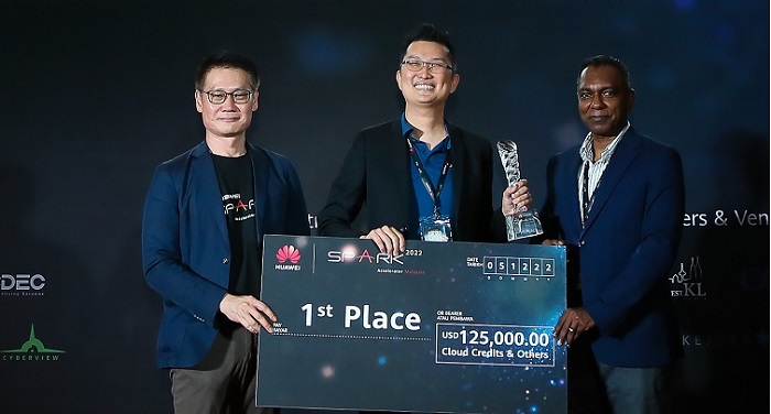 Vice President of Huawei Cloud Malaysia, Lim Chee Siong (left) with Chief Innovation Officer of MRANTI, Muhundhan Kamarapullai (right) presenting the winner, Gary Low, founder and CEO of LinkUp with his winner's cheque.