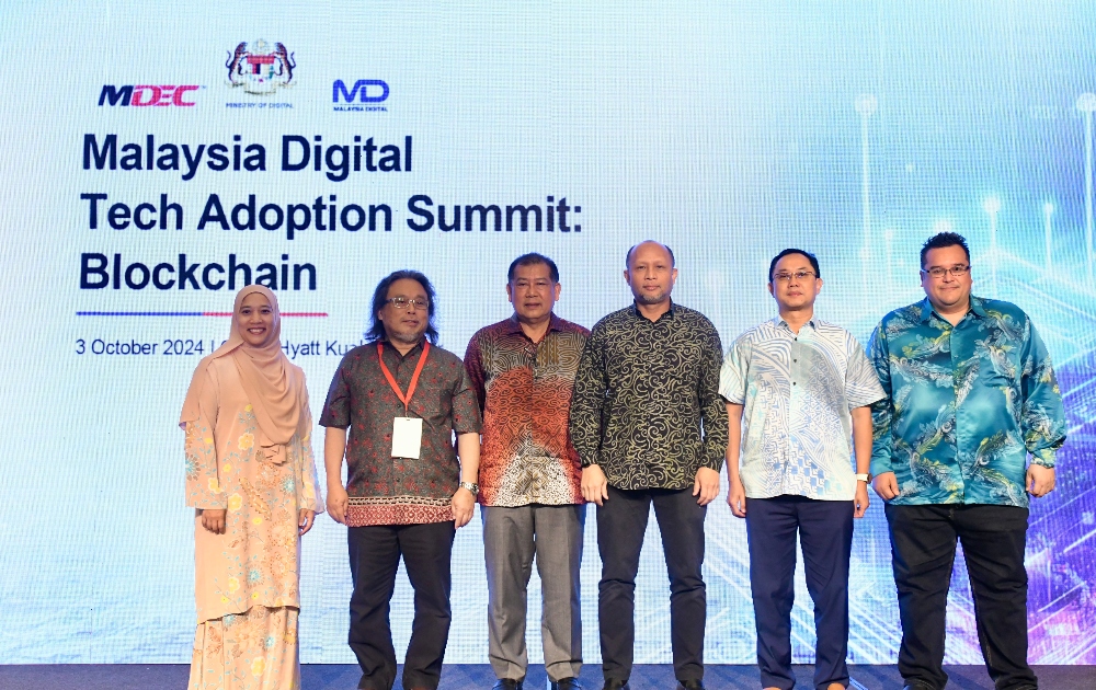 Left to Right: Nik Amalina Nik Zakaria, head of Strategy and Policy, MDEC; Shamsul Anuar Bin Abdul Wahid, director of Strategic ICT, MIMOS; Wilson Ugak Anak Kumbong, deputy minister of Digital; Ir. Wan Murdani Wan Mohamad, head of Digital Industry Acceleration, MDEC; Amiruddin Abdul Shukor, head of Corporate Services, MDEC; and Yusoff Shaffirul, head of MDEC Transformation, posed together for a group picture at the Malaysia Digital (MD) Tech Adoption Summit: Blockchain.