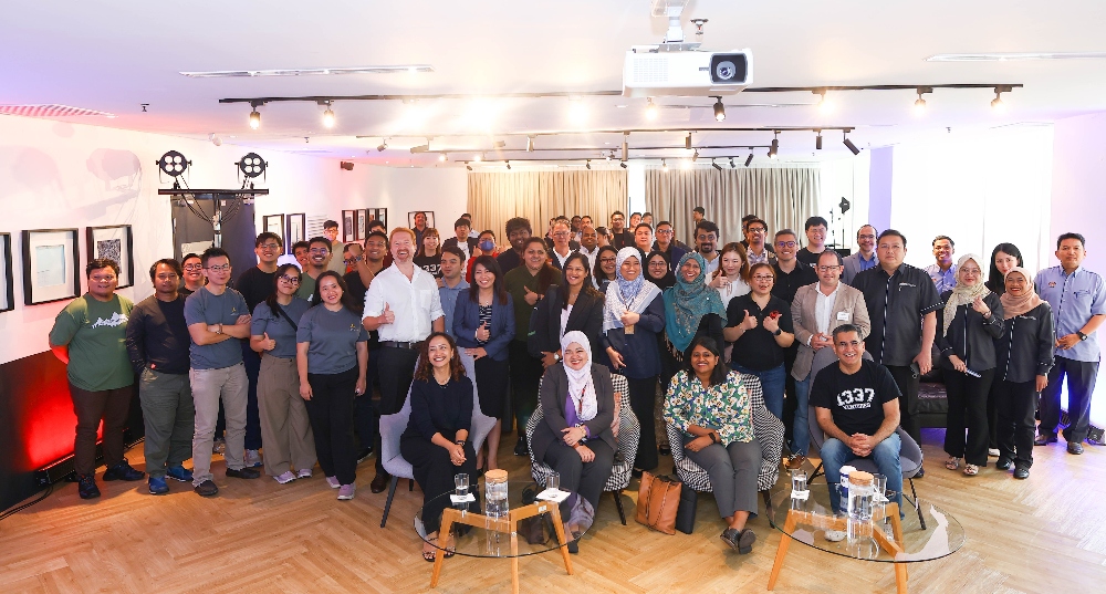 Representatives from the Ministry of Digital, Ministry of Tourism, Arts & Culture, Malaysia Digital Economy Corporation, as well as 1337 Ventures with the participating companies for this DTIL Cohort 3.