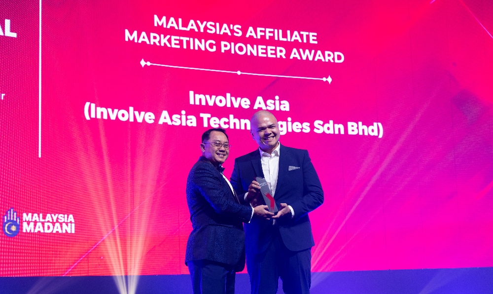 Rene Menezes, president and co-founder, Involve Asia (2nd from right) receiving the Malaysia’s Affiliate Marketing Pioneer Award from Amiruddin Abdul Shukor, head of Corporate Services of MDEC. (Picture credit: MDEC)