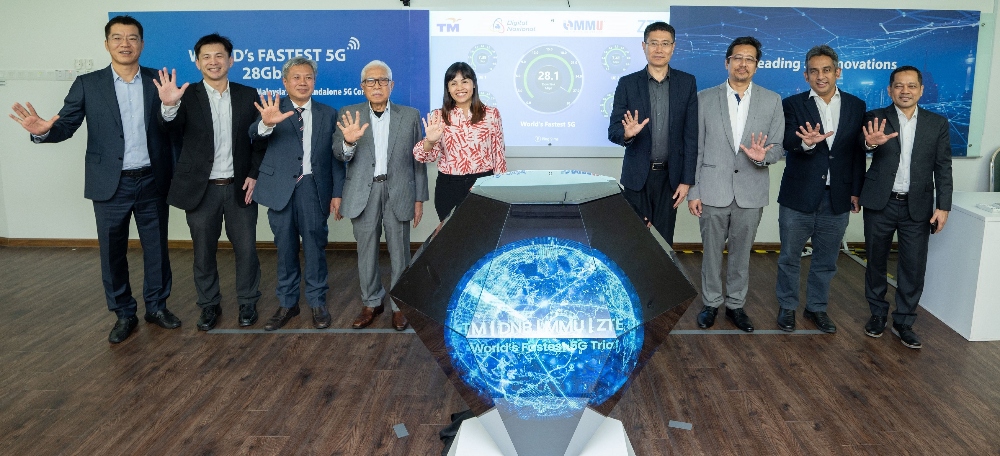 Teo Nee Ching (5th from left) together with Dr. Mazliham Mohd Su'ud, president of MMU (3rd from left), Zainal Abidin Putih, chairman of TM (4th from left) and Gu Junying, EVP of ZTE (4th from right) show the “5 sign”, signifying the alliance for the world’s fastest 5G live trial.