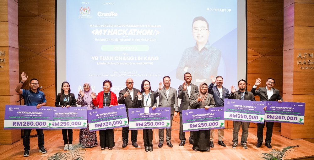 The winners of MYHackathon 2024 Cohort 1 (From left: TERRAAGRA, ParlimenAI and S1ASIAPAC, MOSTI secretary general, Dr. Hj. Aminuddin Hassim, V-Cred, minister of Science, Technology and Innovation, Chang Lih Kang, MOSTI deputy secretary general (Technology Development) Dr. Mohd Nor Azman Hassan, Team MVP, Norman Matthieu Vanhaecke, group CEO of Cradle, NGU Gen, Prigo X)