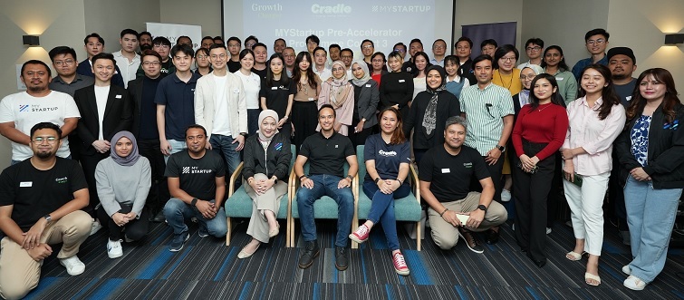 The selected startups with Cradle and Growth Charger execs.