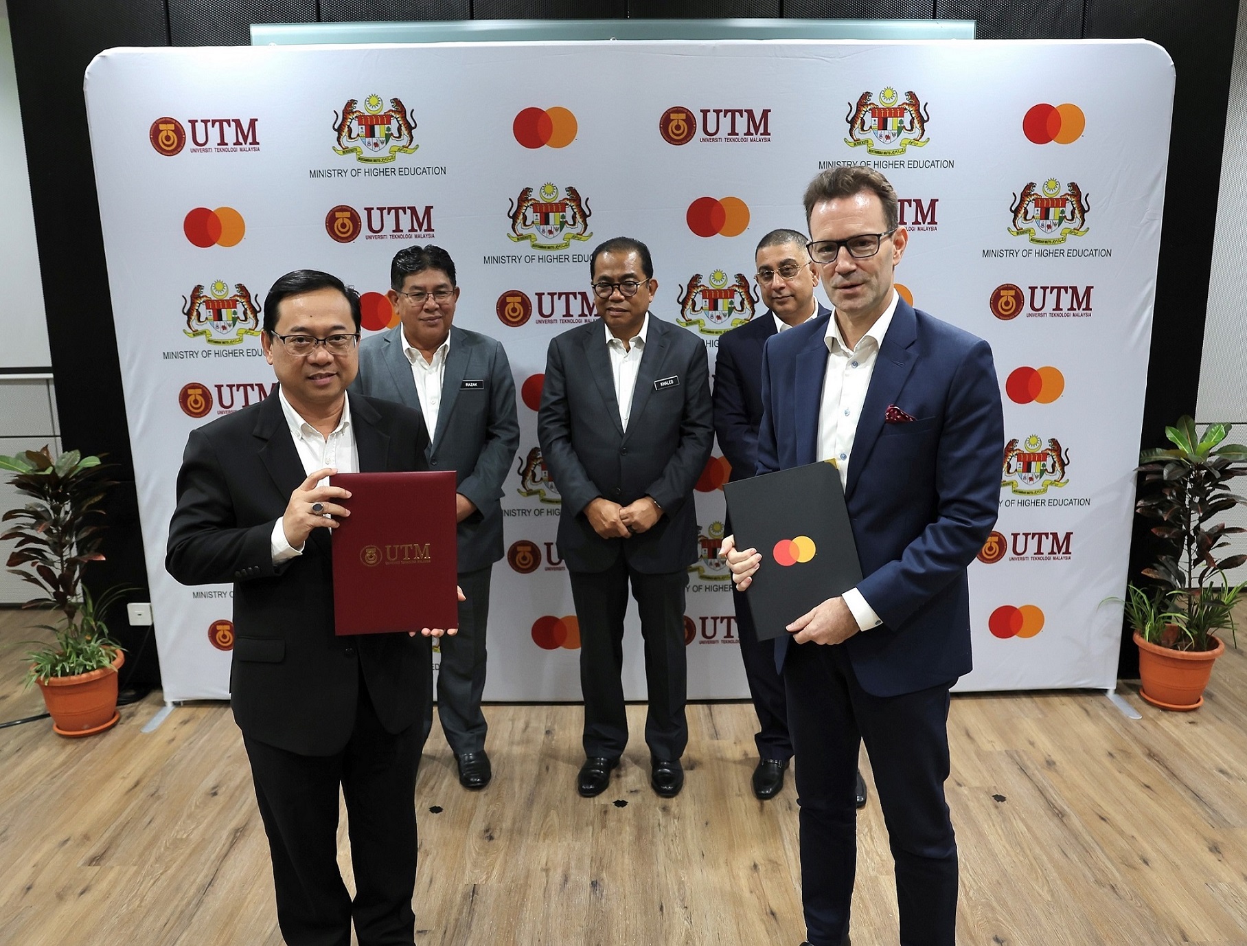 Prof. Dr. Ahmad Fauzi Ismail, VC, UTM; Abdul Razak Jaafar, Sec-Gen, Ministry of Higher Education; Mohamad Khaled Nordin, Minister of Higher Education, Safdar Khan, division president, Southeast Asia, Mastercard and Matthew Driver, EVP – Services, Mastercard.