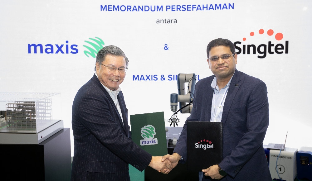 Goh Seow Eng, CEO of Maxis (Left) & Manoj Prasanna Kumar, chief technology officer of Singtel Digital InfraCo.