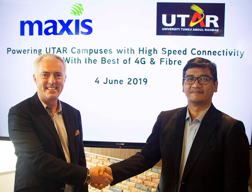 Maxis chief enterprise business officer Paul McManus (left) with UTAR vice president of R&D and Commercialisation Prof Ts Dr Faidz Abd Rahman