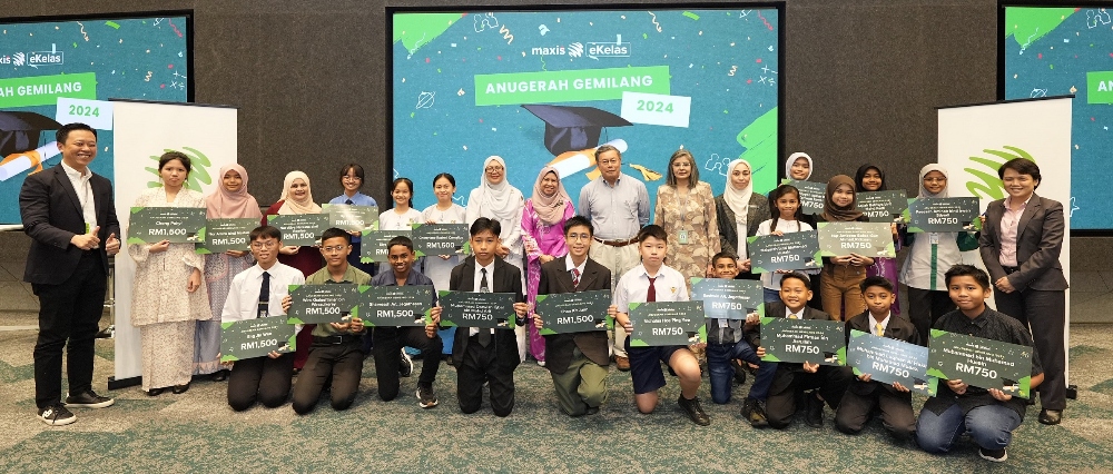 Anugerah Gemilang 2024 winners being celebrated at Menara Maxis with Maxis CEO Goh Seow Eng (10th from left) and Ministry of Education deputy director of the Educational Resources & Technology Division, Pn Fadzliaton Binti Zainudin (6th from right)