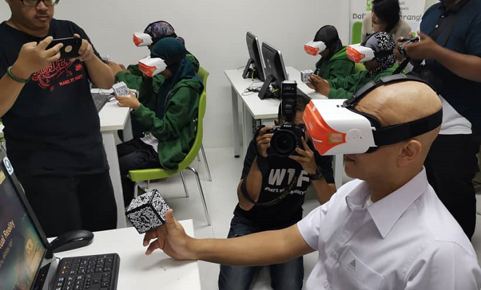 MCMC Chairman, Al-Ishsal Ishak gets VR experience joining Maxis eKelas students in a science lesson.