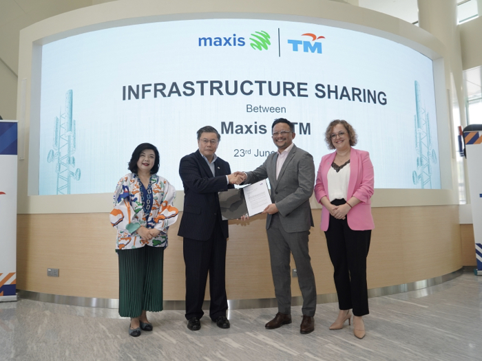Maxis CEO, Goh Seow Eng (second from left) and TM Group CEO, Imri Mokhtar (second from right) at TM HQ in Cyberjaya to commemorate the infra-sharing arrangement between both parties, accompanied by Unifi Mobile Executive Vice President, Jasmine Lee (left) and Maxis Acting Chief Enterprise Business Officer, Claire Featherstone (right).