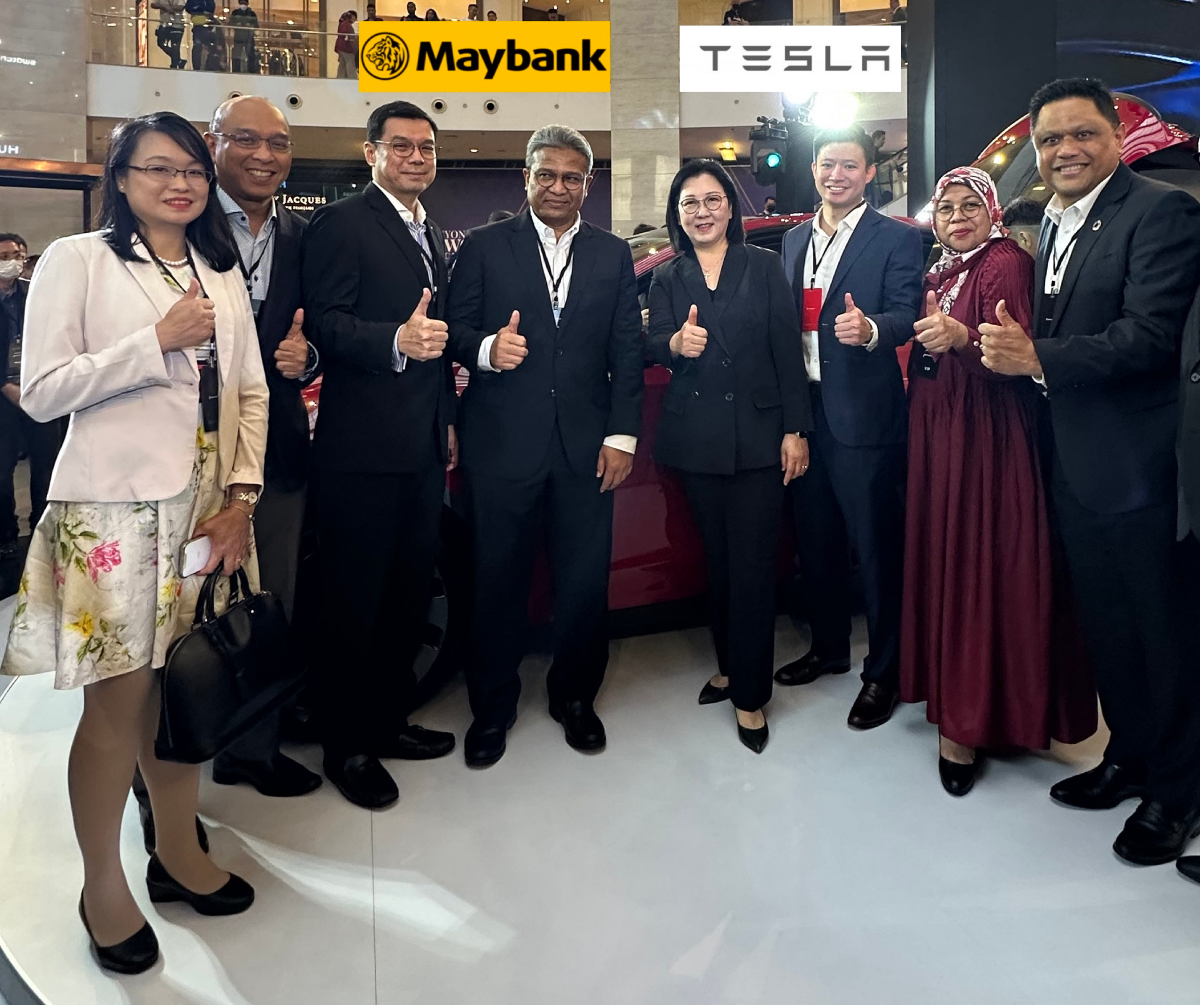 (L-R): Lee Fond Nee, vice president, EV Product Owner, Etiqa; Shahrul Azuan Mohamed CEO, Etiqa General Takaful; Chris Eng, chief strategy officer, Etiqa; Hamirullah Boorhan, head of Community Financial Services Malaysia; Isabel Fan, Tesla country director for Hong Kong & Singapore; Justin Chan, Tesla regional manager Financial Services & insurance; Mazlina Muhammad, head, Sustainable Solutions, Group CFS and Shahril Azuar Jimin, Maybank chief sustainability officer