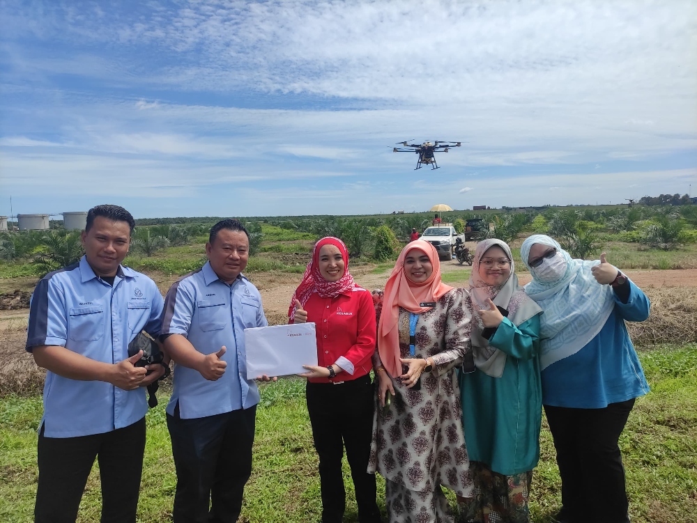 Left to Right: Representatives from Jabatan Penjara Malaysia, Suria Hani Affandi  Chew, COO Meraque (third from left) and representatives from Perkeso