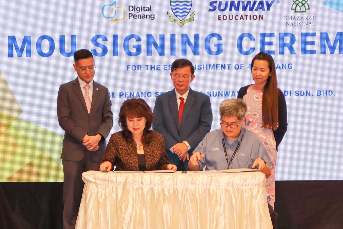 Prof. Dr. Elizabeth Lee, CEO of Sunway Education Group (bottom left) & Ng Kwang Ming, CEO of Digital Penang at the MoU Signing witnessed by Zairil Khir Johari, EXCO Infrastructure, Transport and Digital Development; Chow Kon Yeow, chief minister of Penang and Kayse Foo, Director of Khazanah Dana Impak.