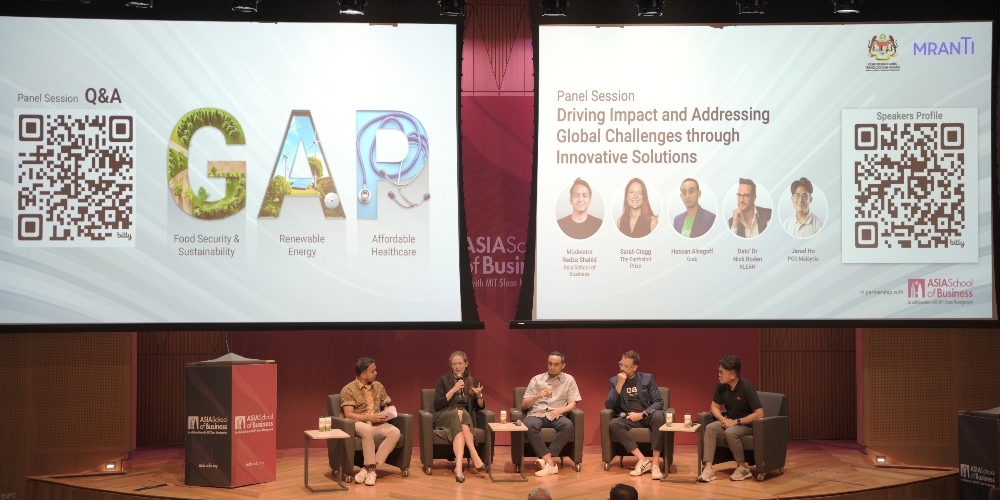 Left to Right: Redza Shahid, manager of Innovation and Entrepreneurship Center, Asia School of Business; Sarah Cragg, head of Asia Pacific, The Earthshot Prize; Hassan Alsagoff, regional head of Loyalty & Marketing, Grab; Dr. Nick Boden, CEO, Klean; and Jared Ho, head of Sustainability, POS Malaysia