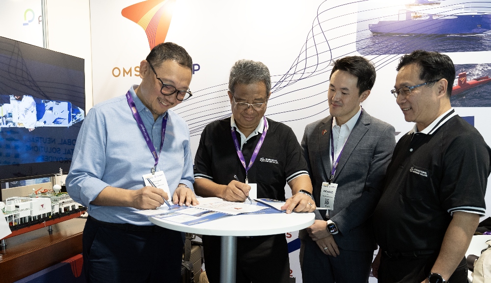 Left to right - Rozaimy Rahman, managing director of LitUp Network, Pichit Satapattayanont, CEO of International Gateway Company, Richard Sun, deputy CEO of OMS Group and Supat Eamwiwat, vice president of International Gateway Company.