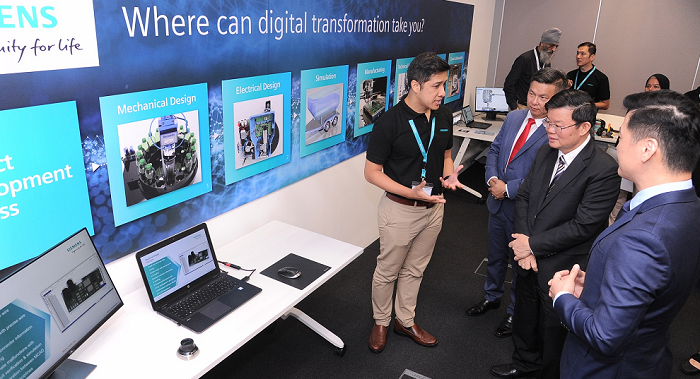 Penang Chief Minister, Chow Kon Yeow (in glasses) during a tour of the Siemens Digital Lab in Penang on June 28.