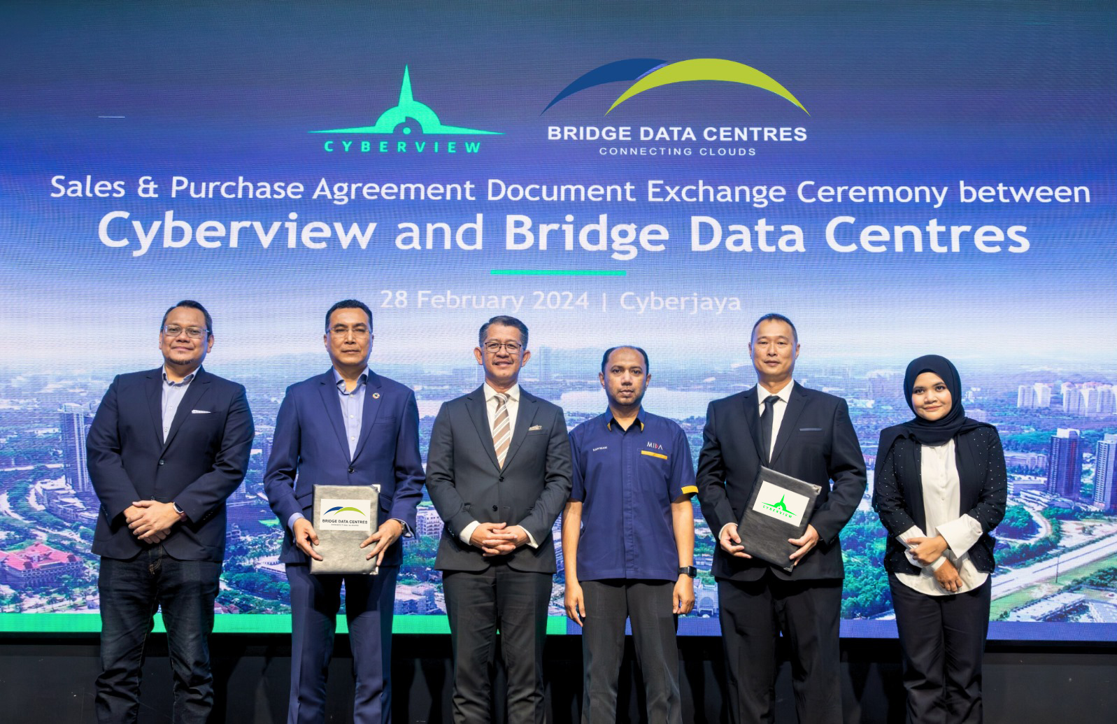L-R: Roni Shah Mustapha, head of Business Venture & Partnership Division, Cyberview; Kamarul Ariffin Abdul Saman, CEO Cyberview; Hasan Azhari Hj. Idris, CEO Invest Selangor; Haffizam Abu Seman, deputy director, Business Services & Regional Operations Division, MIDA; Patrick Png, vice president of Solutions, APAC Bridge Data Centres; Lily Azman, manager, Government & Business Relations, Bridge Data Centres