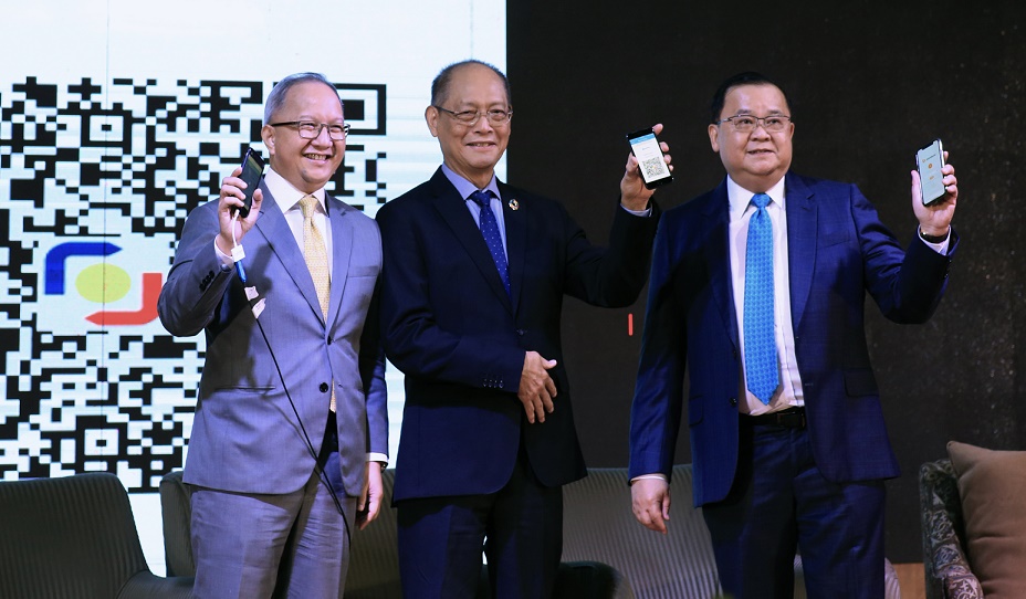 RCBC president and CEO Eugene S Acevedo (left) and UnionBank president and CEO Edwin R Bautista (right) conduct a fund transfer to PayMaya