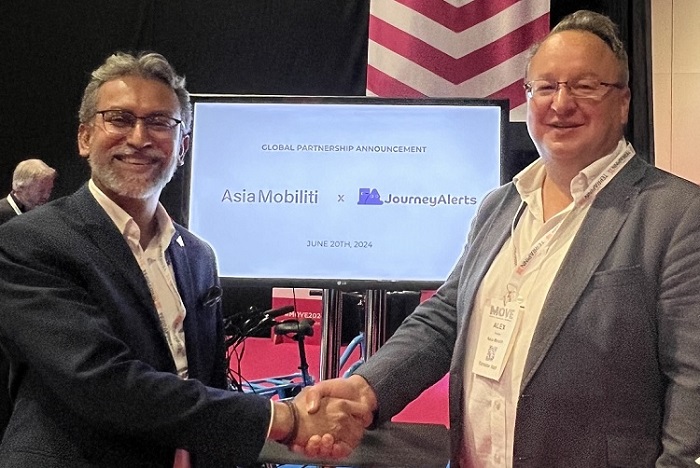 Ramachandran Muniandy, founder & CEO of Asia Mobiliti with Alex Froom, CEO of Journey Alerts at MOVE London.